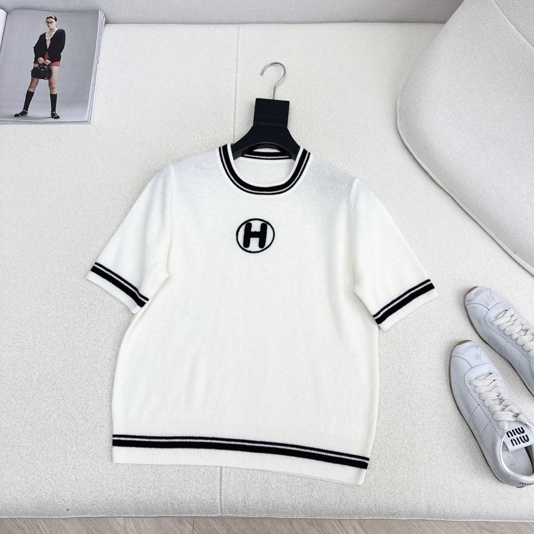 独家首发 Her 25Ss———早秋最新款logo刺绣装饰套头针织衫🤍百分百羊毛质地质感软糯满满的精致感