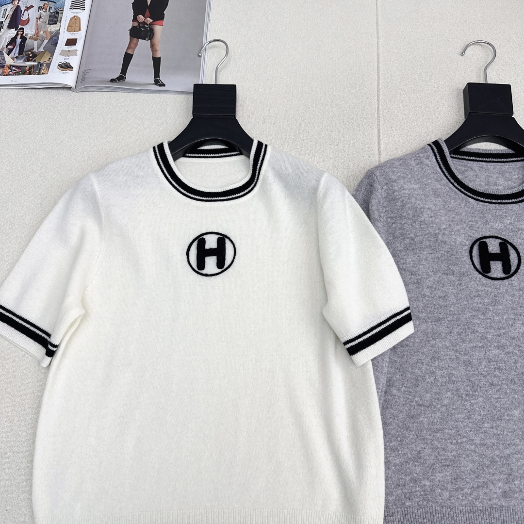 独家首发 Her 25Ss———早秋最新款logo刺绣装饰套头针织衫🤍百分百羊毛质地质感软糯满满的精致感