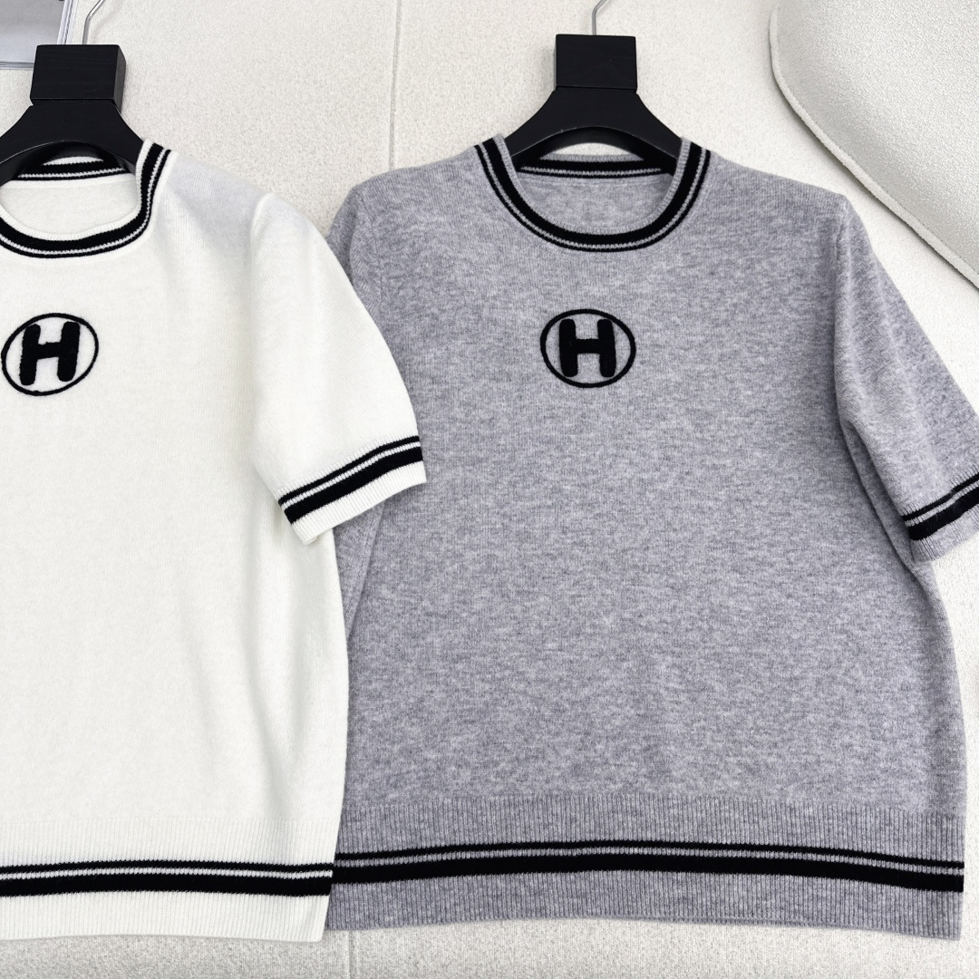 独家首发 Her 25Ss———早秋最新款logo刺绣装饰套头针织衫🤍百分百羊毛质地质感软糯满满的精致感