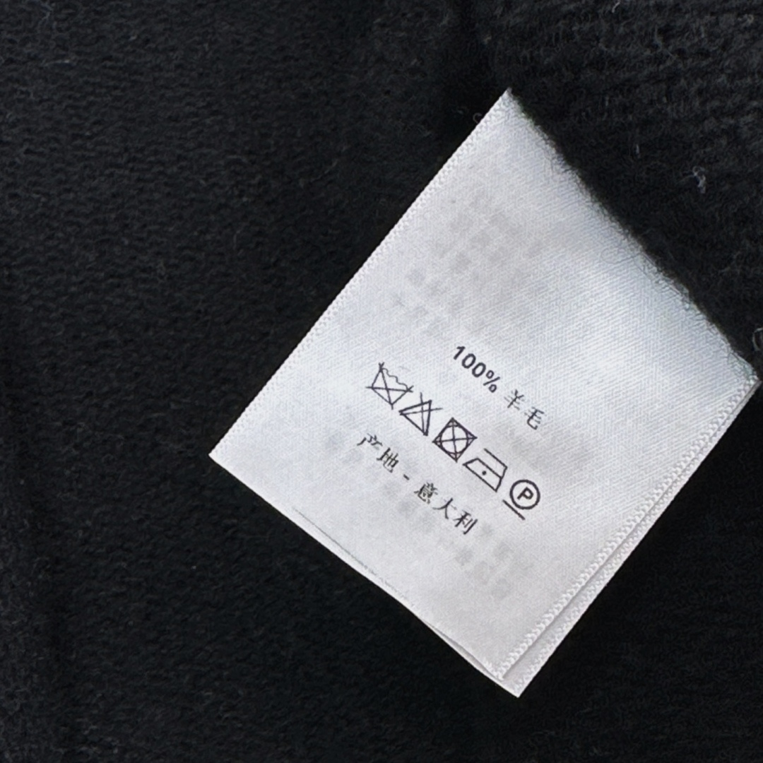 极简老钱风穿搭 Her 25Ss————秋冬最新款慵懒款开衫🖤百分百羊毛纱线 微蓬松的柔软质感 上身慵懒