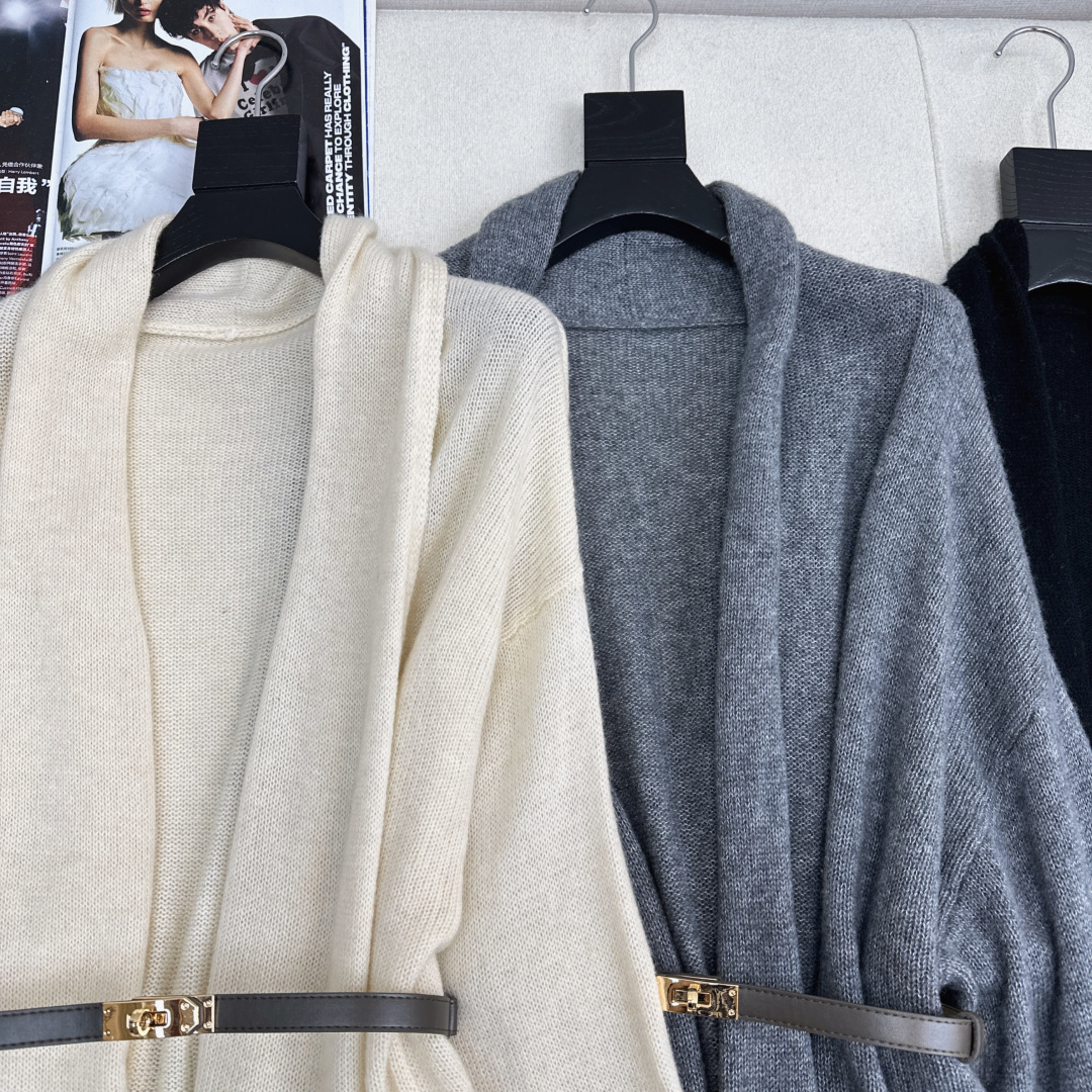 极简老钱风穿搭 Her 25Ss————秋冬最新款慵懒款开衫🖤百分百羊毛纱线 微蓬松的柔软质感 上身慵懒