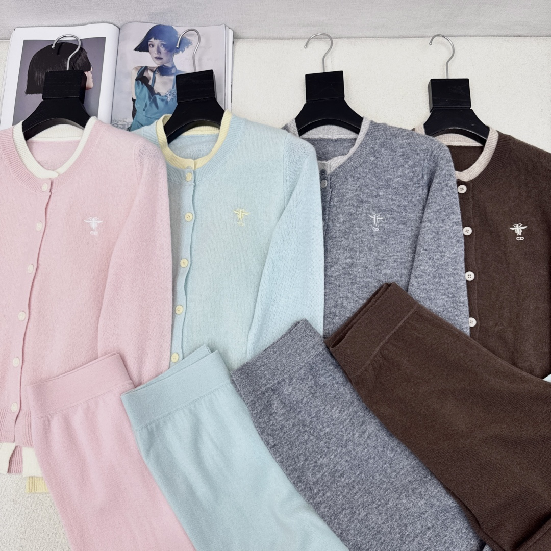 独家款 CD 25Ss———早秋最新款针织套装 🤍撞色做法假两件针织开衫+松紧腰直筒裤 精致美感 整体给