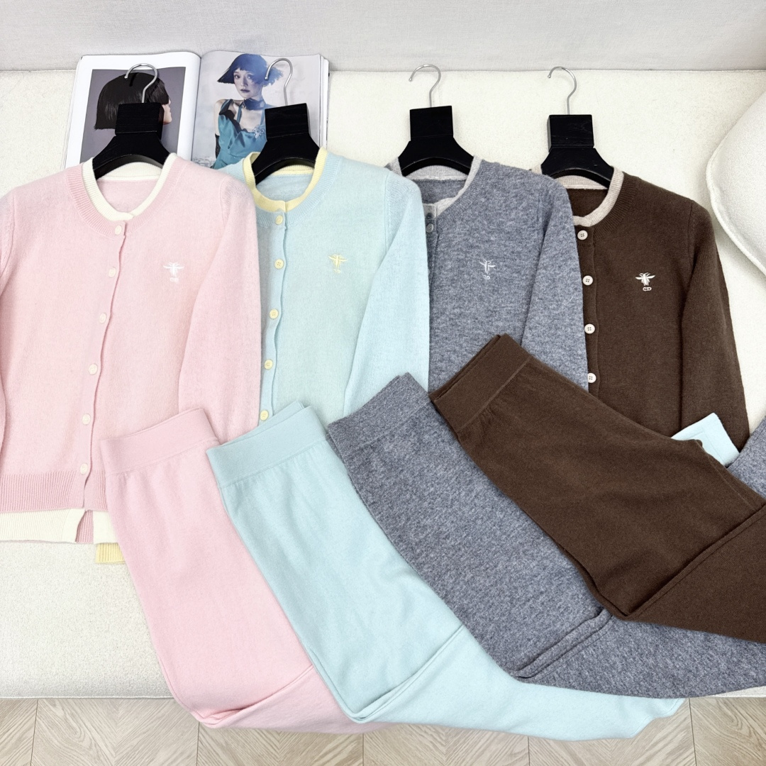 独家款 CD 25Ss———早秋最新款针织套装 🤍撞色做法假两件针织开衫+松紧腰直筒裤 精致美感 整体给