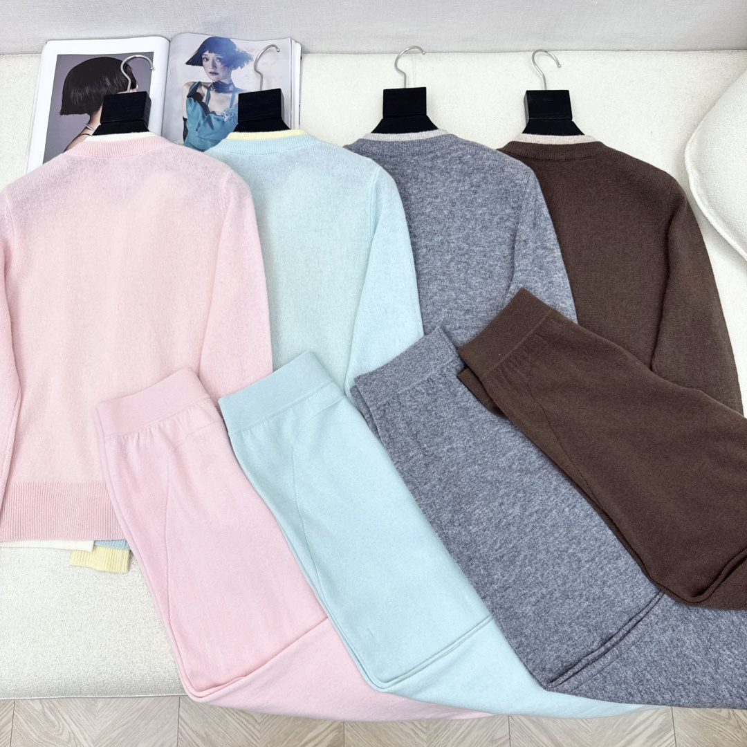 独家款 CD 25Ss———早秋最新款针织套装 🤍撞色做法假两件针织开衫+松紧腰直筒裤 精致美感 整体给