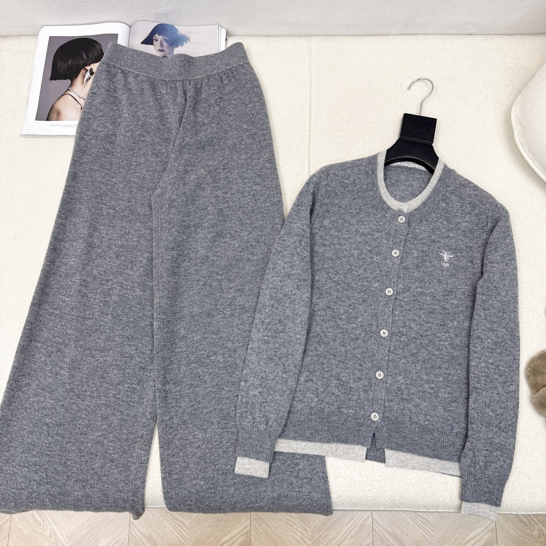 独家款 CD 25Ss———早秋最新款针织套装 🤍撞色做法假两件针织开衫+松紧腰直筒裤 精致美感 整体给