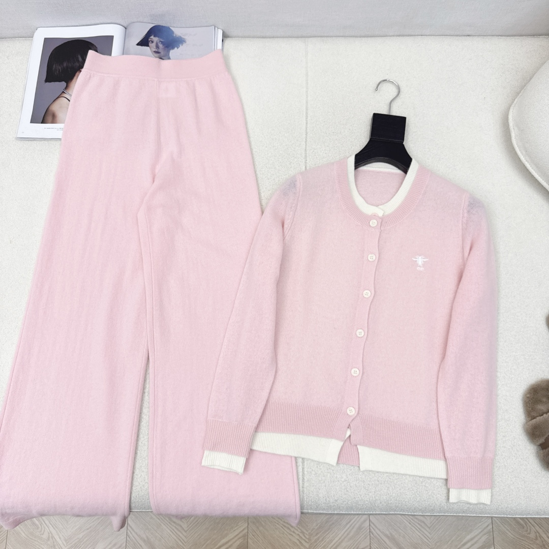 独家款 CD 25Ss———早秋最新款针织套装 🤍撞色做法假两件针织开衫+松紧腰直筒裤 精致美感 整体给