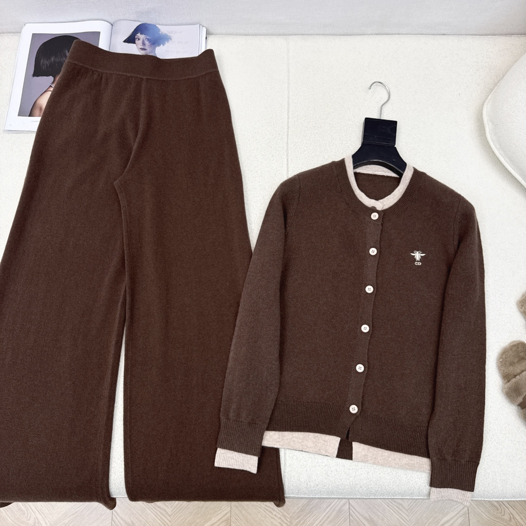 独家款 CD 25Ss———早秋最新款针织套装 🤍撞色做法假两件针织开衫+松紧腰直筒裤 精致美感 整体给