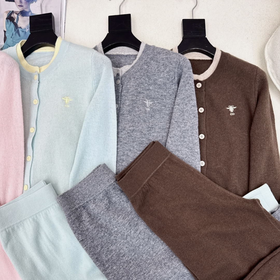 独家款 CD 25Ss———早秋最新款针织套装 🤍撞色做法假两件针织开衫+松紧腰直筒裤 精致美感 整体给