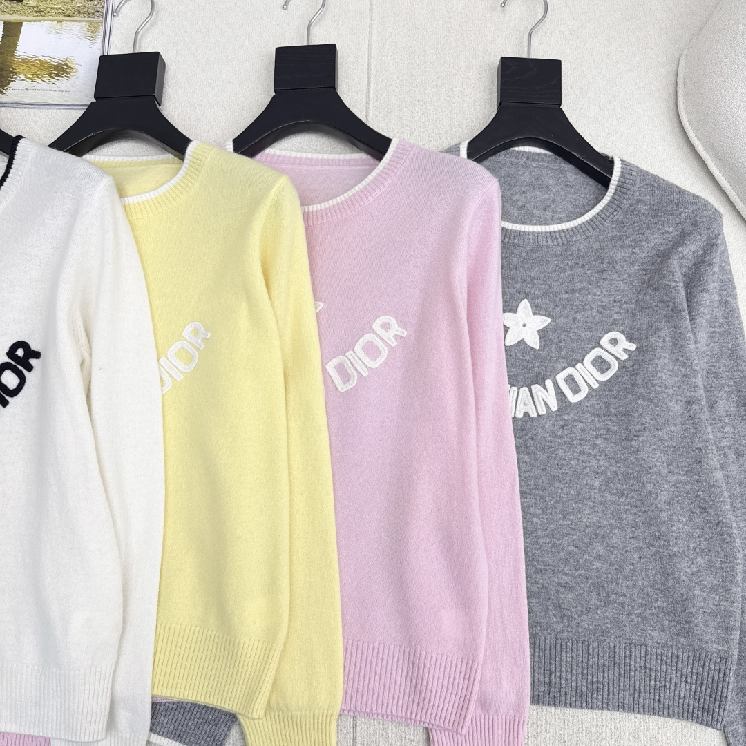 CD 25Ss————秋冬最新款立体刺绣logo毛衣🤍经典款的魅力一览无余 版型超好上身都舒服透气 完全