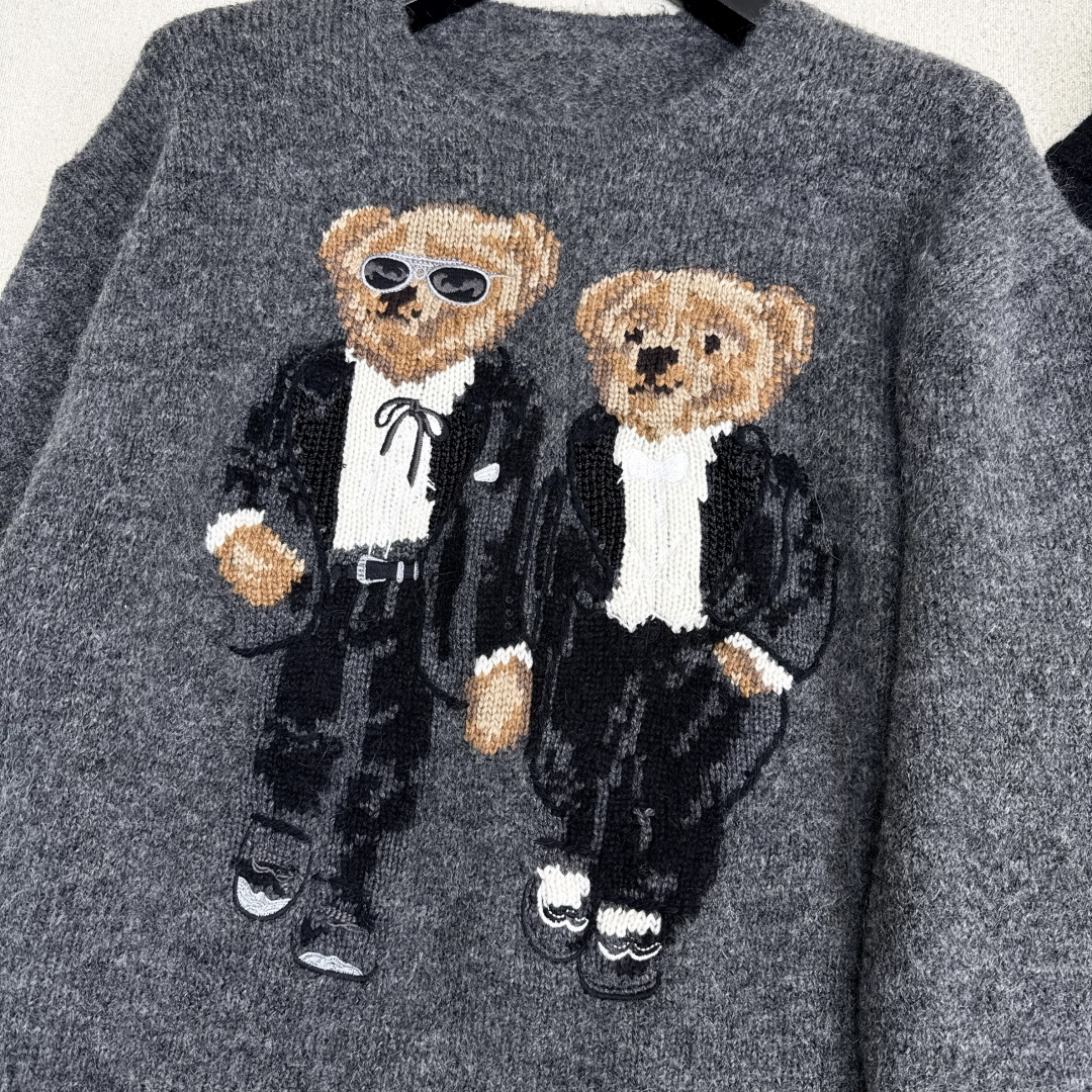 RL 25Ss————秋冬最新款两只小熊手勾嵌花刺绣图案圆领毛衣🩶休闲美式穿搭 经典落肩宽松版型设计 品