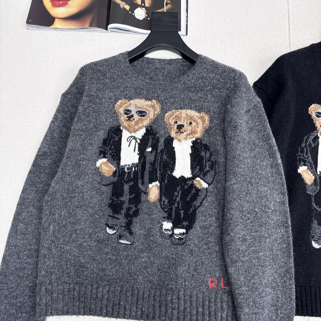 RL 25Ss————秋冬最新款两只小熊手勾嵌花刺绣图案圆领毛衣🩶休闲美式穿搭 经典落肩宽松版型设计 品
