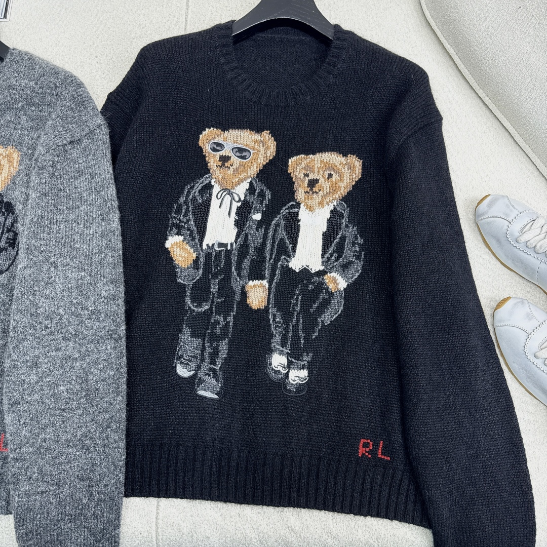 RL 25Ss————秋冬最新款两只小熊手勾嵌花刺绣图案圆领毛衣🩶休闲美式穿搭 经典落肩宽松版型设计 品
