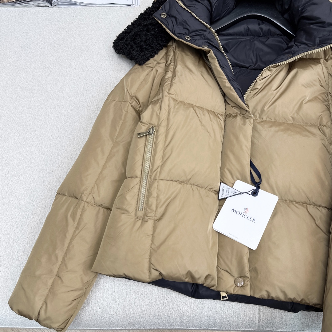 原单品质 MC 25Ss———秋冬新品拼接仿羊羔毛连帽短款羽绒服外套 🧡立体剪裁版型设计 时髦又帅气 国