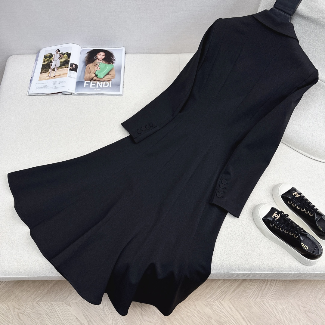 独家首发 FD 25Ss————秋冬最新款百搭黑色系长款西装大衣外套🖤西装领的干练与荷叶边大摆的优雅碰撞