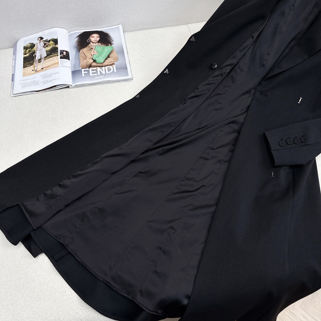 独家首发 FD 25Ss————秋冬最新款百搭黑色系长款西装大衣外套🖤西装领的干练与荷叶边大摆的优雅碰撞