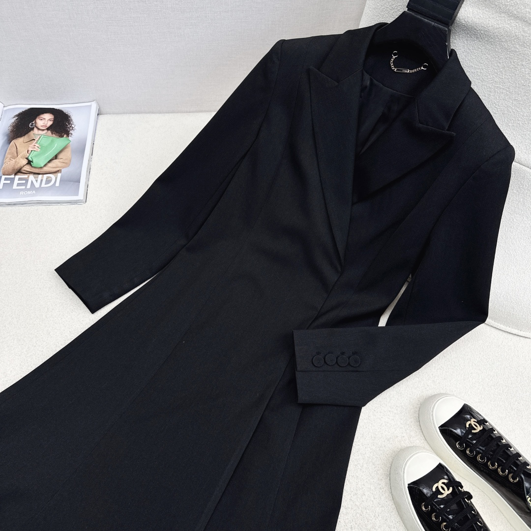 独家首发 FD 25Ss————秋冬最新款百搭黑色系长款西装大衣外套🖤西装领的干练与荷叶边大摆的优雅碰撞