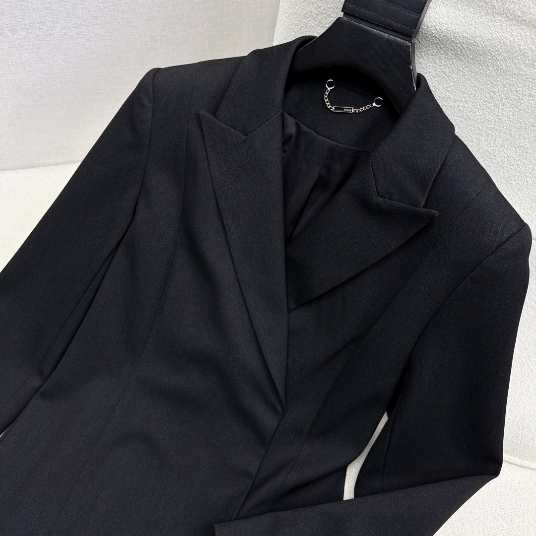 独家首发 FD 25Ss————秋冬最新款百搭黑色系长款西装大衣外套🖤西装领的干练与荷叶边大摆的优雅碰撞