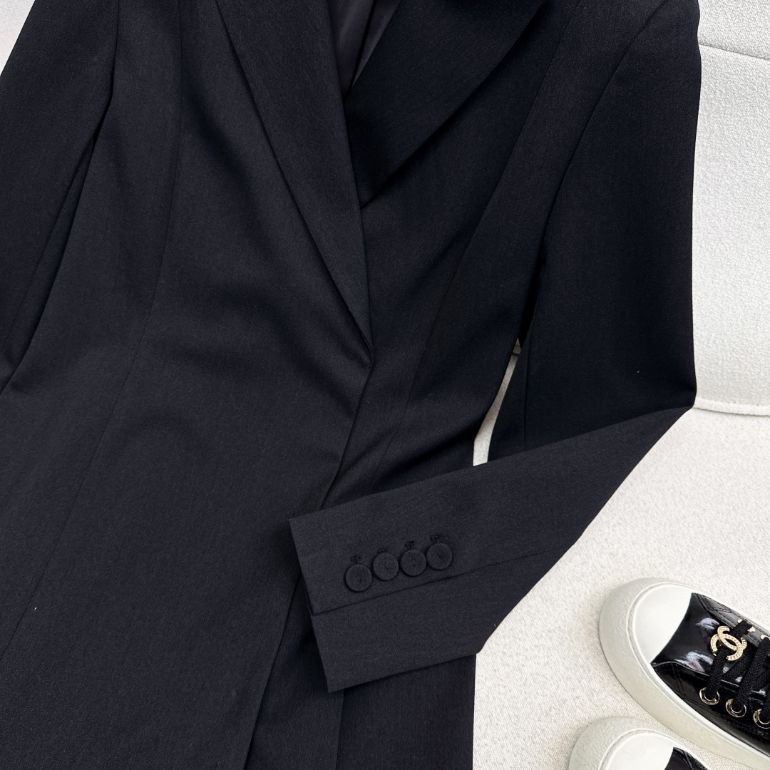 独家首发 FD 25Ss————秋冬最新款百搭黑色系长款西装大衣外套🖤西装领的干练与荷叶边大摆的优雅碰撞