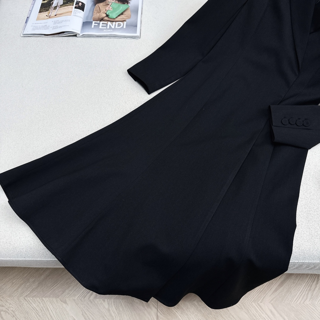 独家首发 FD 25Ss————秋冬最新款百搭黑色系长款西装大衣外套🖤西装领的干练与荷叶边大摆的优雅碰撞