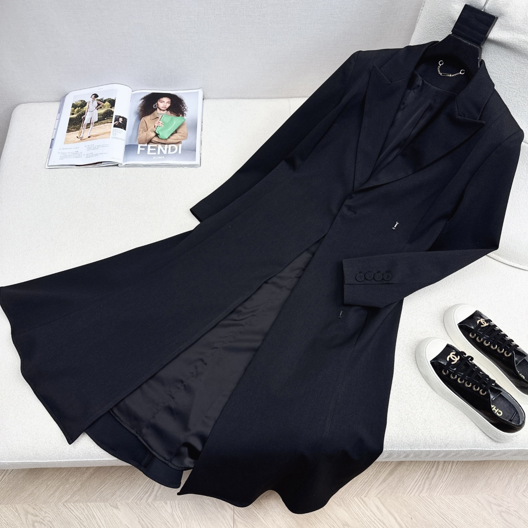 独家首发 FD 25Ss————秋冬最新款百搭黑色系长款西装大衣外套🖤西装领的干练与荷叶边大摆的优雅碰撞