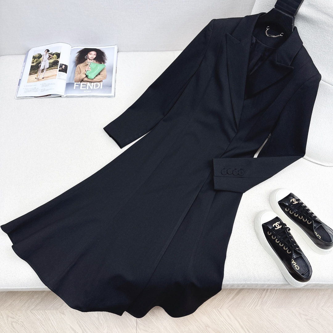 独家首发 FD 25Ss————秋冬最新款百搭黑色系长款西装大衣外套🖤西装领的干练与荷叶边大摆的优雅碰撞