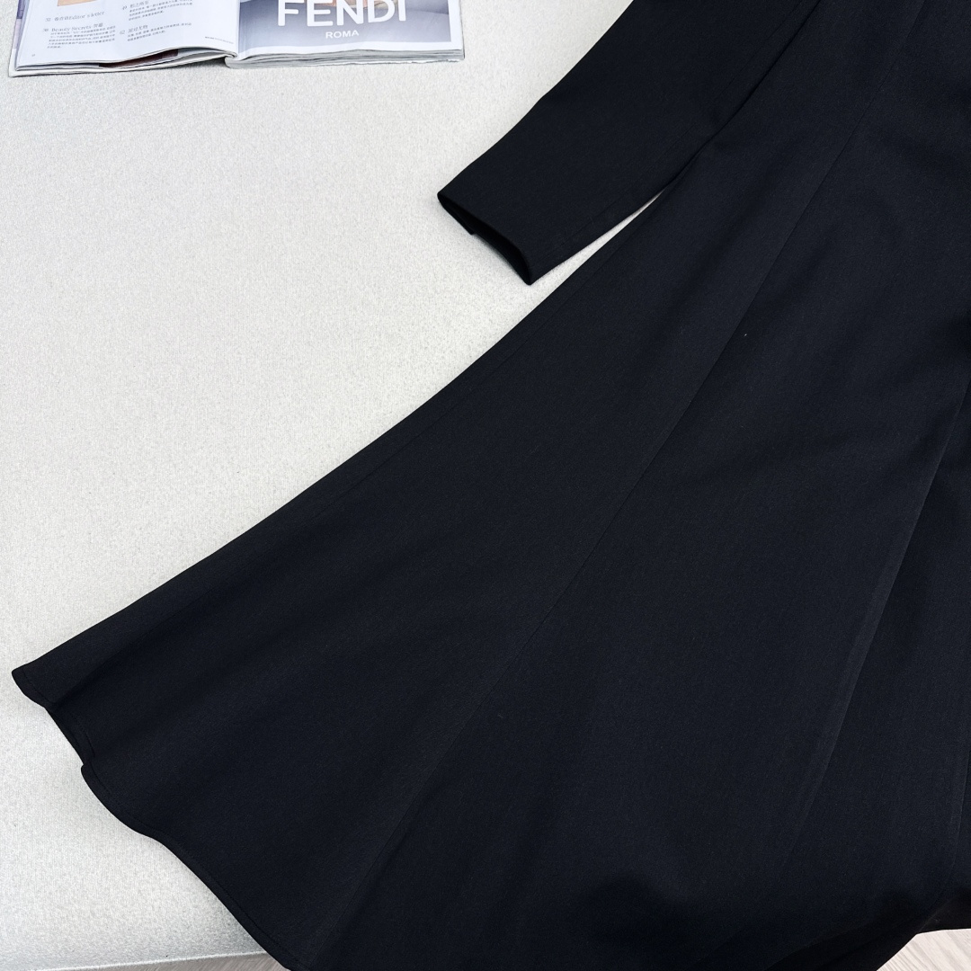 独家首发 FD 25Ss————秋冬最新款百搭黑色系长款西装大衣外套🖤西装领的干练与荷叶边大摆的优雅碰撞