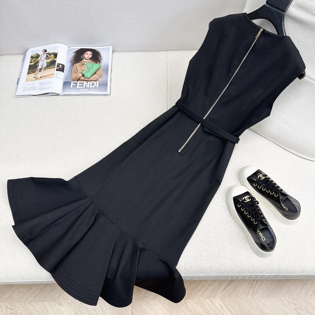 独家首发 FD 25Ss————秋冬最新款百搭黑色系鱼尾无袖连衣裙🖤荷叶边鱼尾裙摆的优雅碰撞出高级质感 