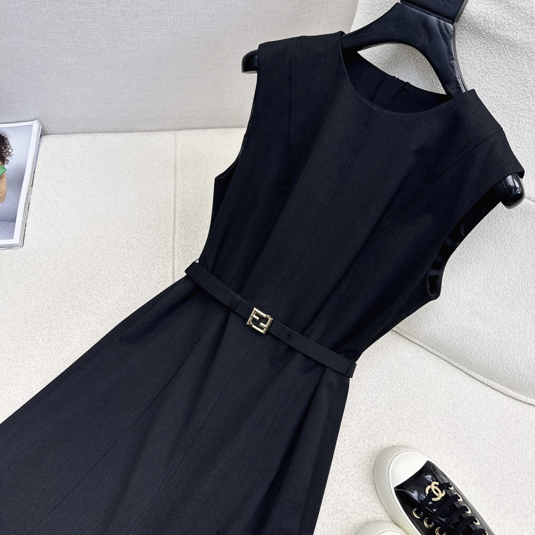 独家首发 FD 25Ss————秋冬最新款百搭黑色系鱼尾无袖连衣裙🖤荷叶边鱼尾裙摆的优雅碰撞出高级质感 