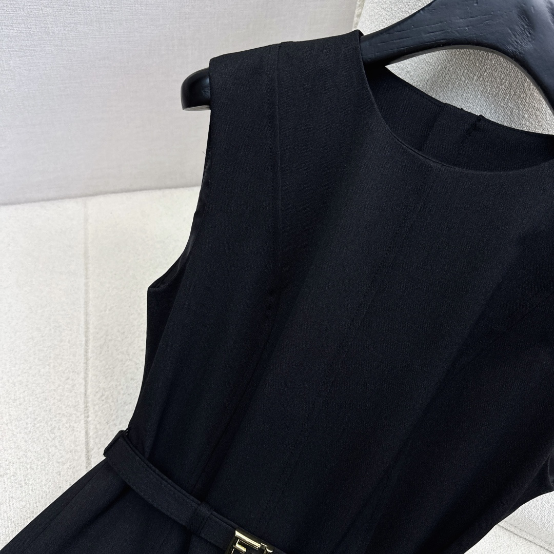 独家首发 FD 25Ss————秋冬最新款百搭黑色系鱼尾无袖连衣裙🖤荷叶边鱼尾裙摆的优雅碰撞出高级质感 