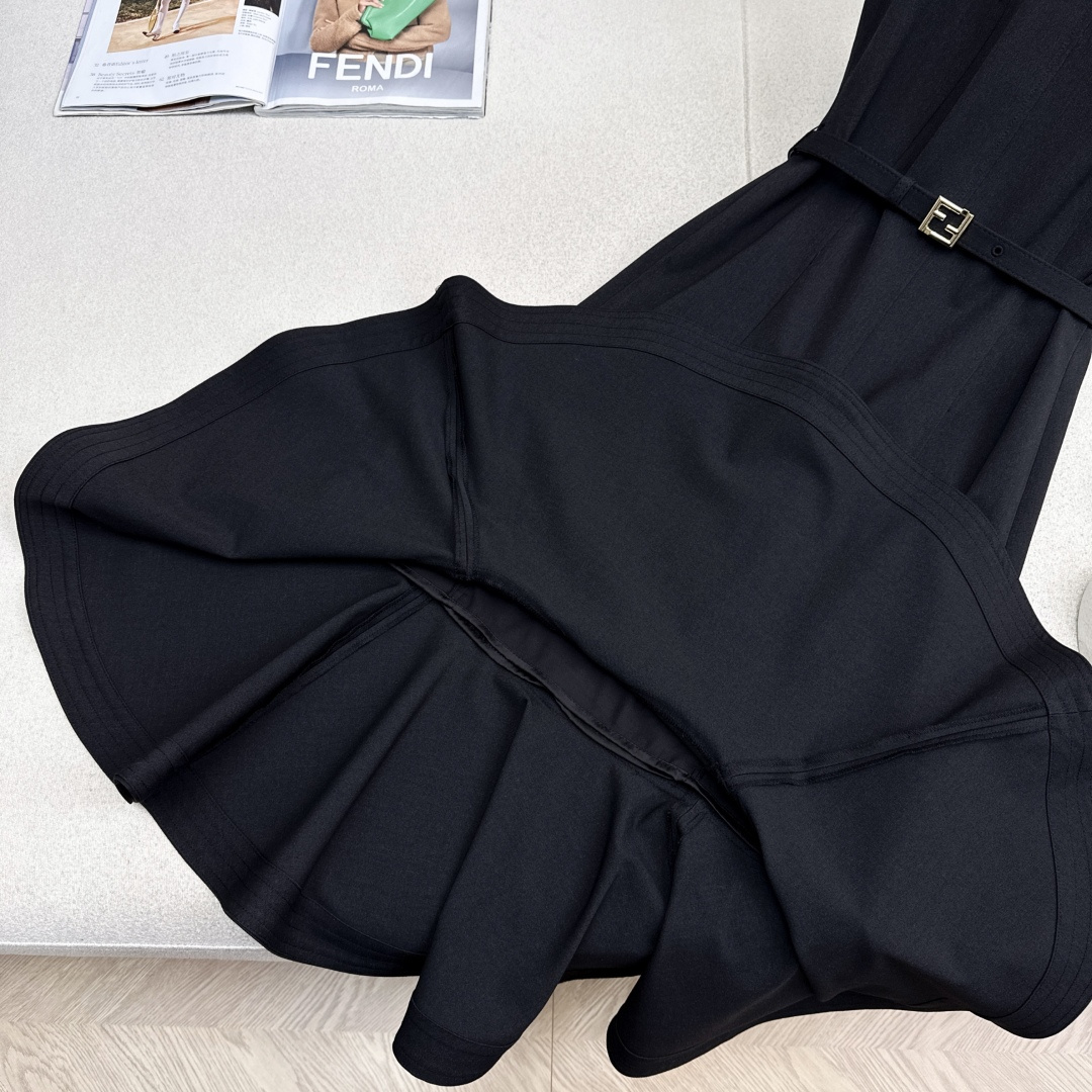 独家首发 FD 25Ss————秋冬最新款百搭黑色系鱼尾无袖连衣裙🖤荷叶边鱼尾裙摆的优雅碰撞出高级质感 