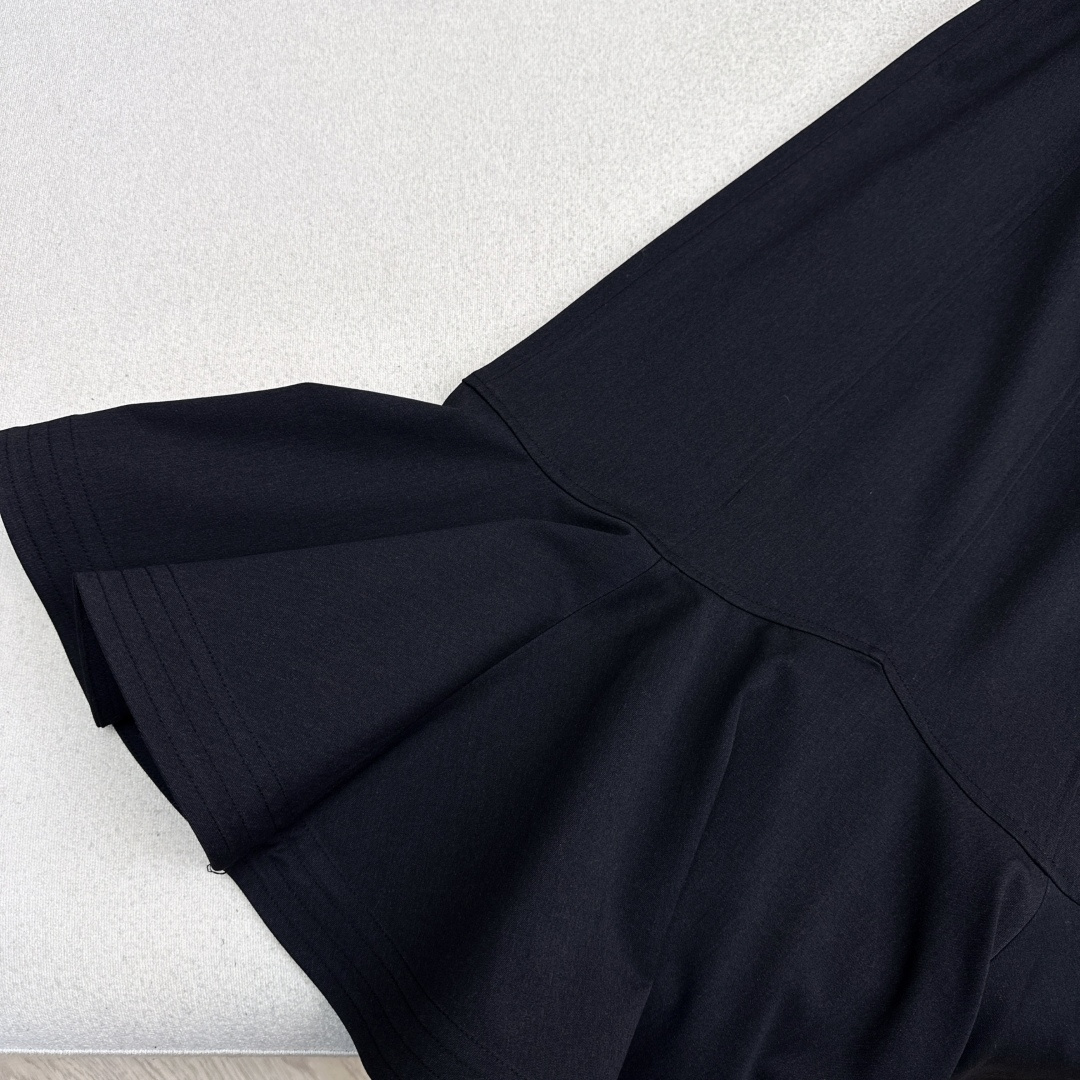 独家首发 FD 25Ss————秋冬最新款百搭黑色系鱼尾无袖连衣裙🖤荷叶边鱼尾裙摆的优雅碰撞出高级质感 