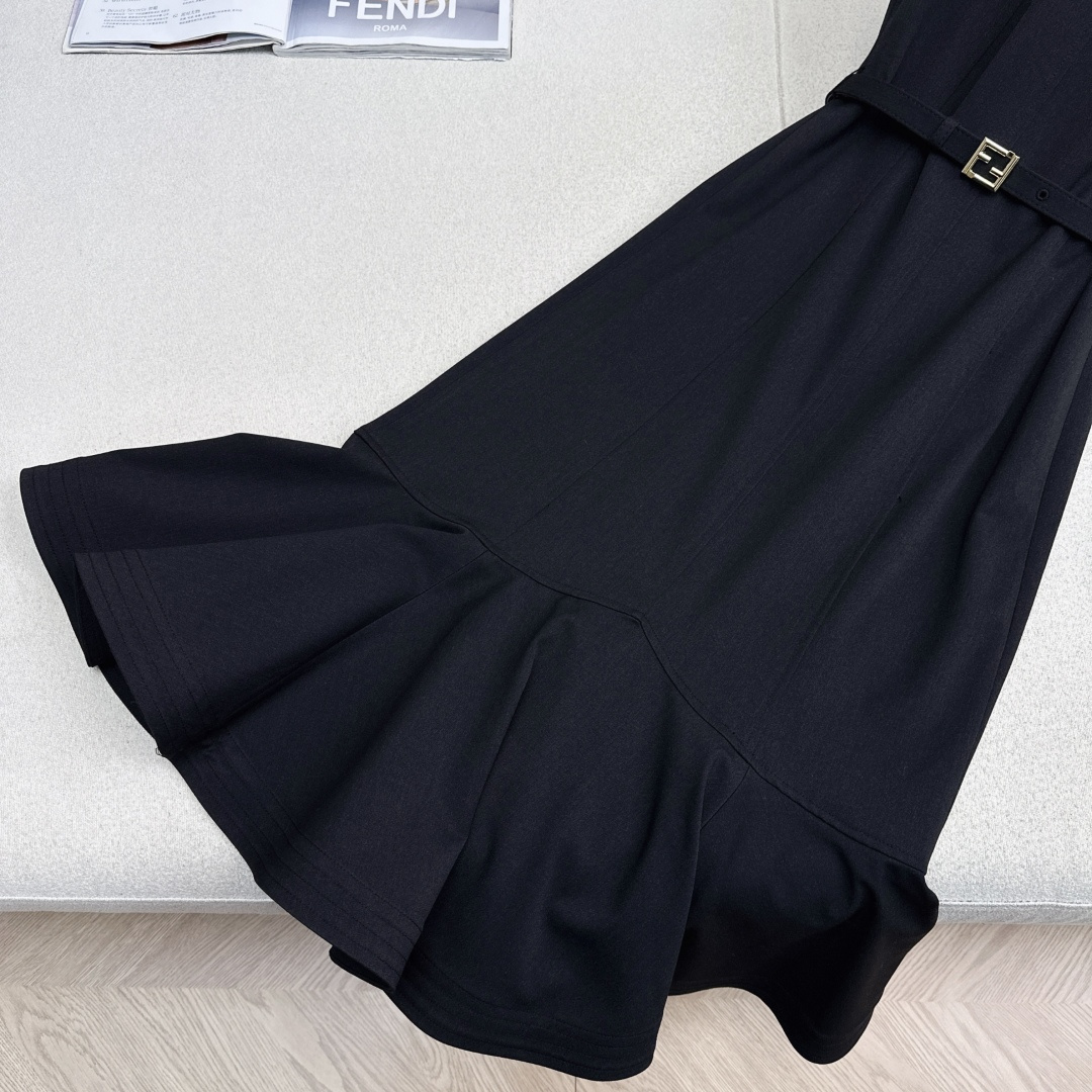 独家首发 FD 25Ss————秋冬最新款百搭黑色系鱼尾无袖连衣裙🖤荷叶边鱼尾裙摆的优雅碰撞出高级质感 