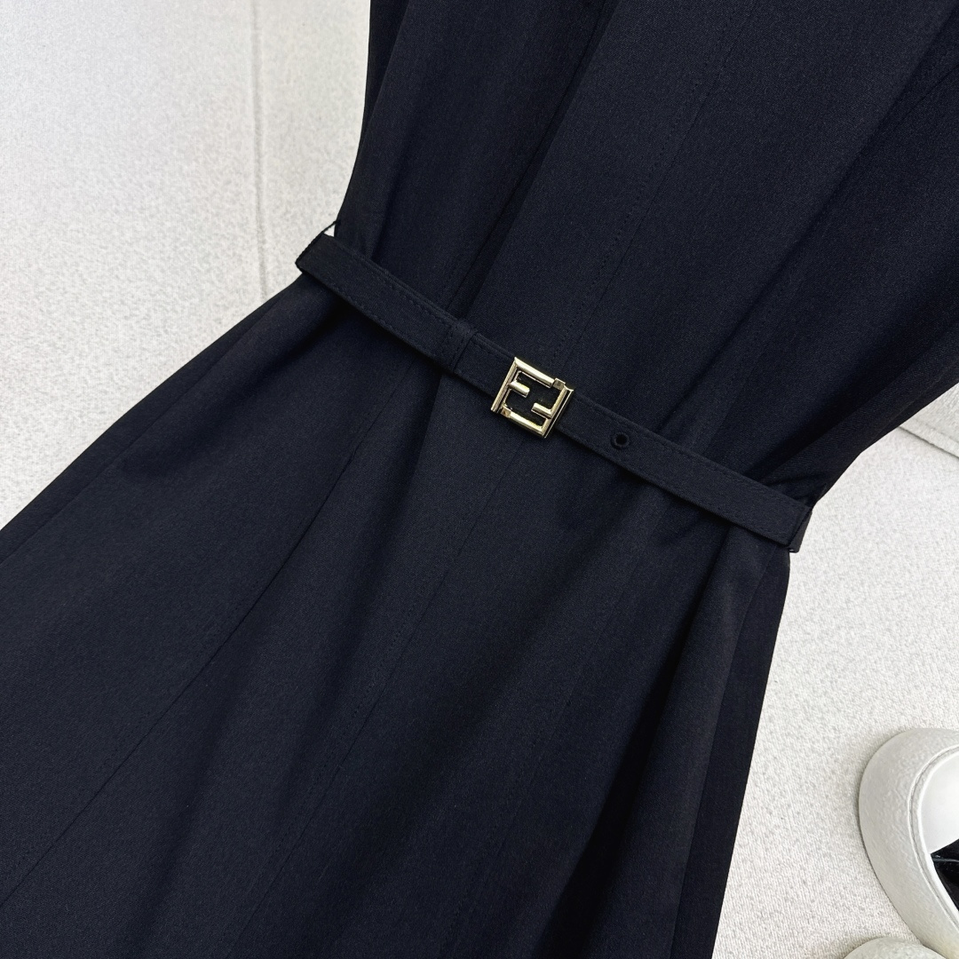 独家首发 FD 25Ss————秋冬最新款百搭黑色系鱼尾无袖连衣裙🖤荷叶边鱼尾裙摆的优雅碰撞出高级质感 