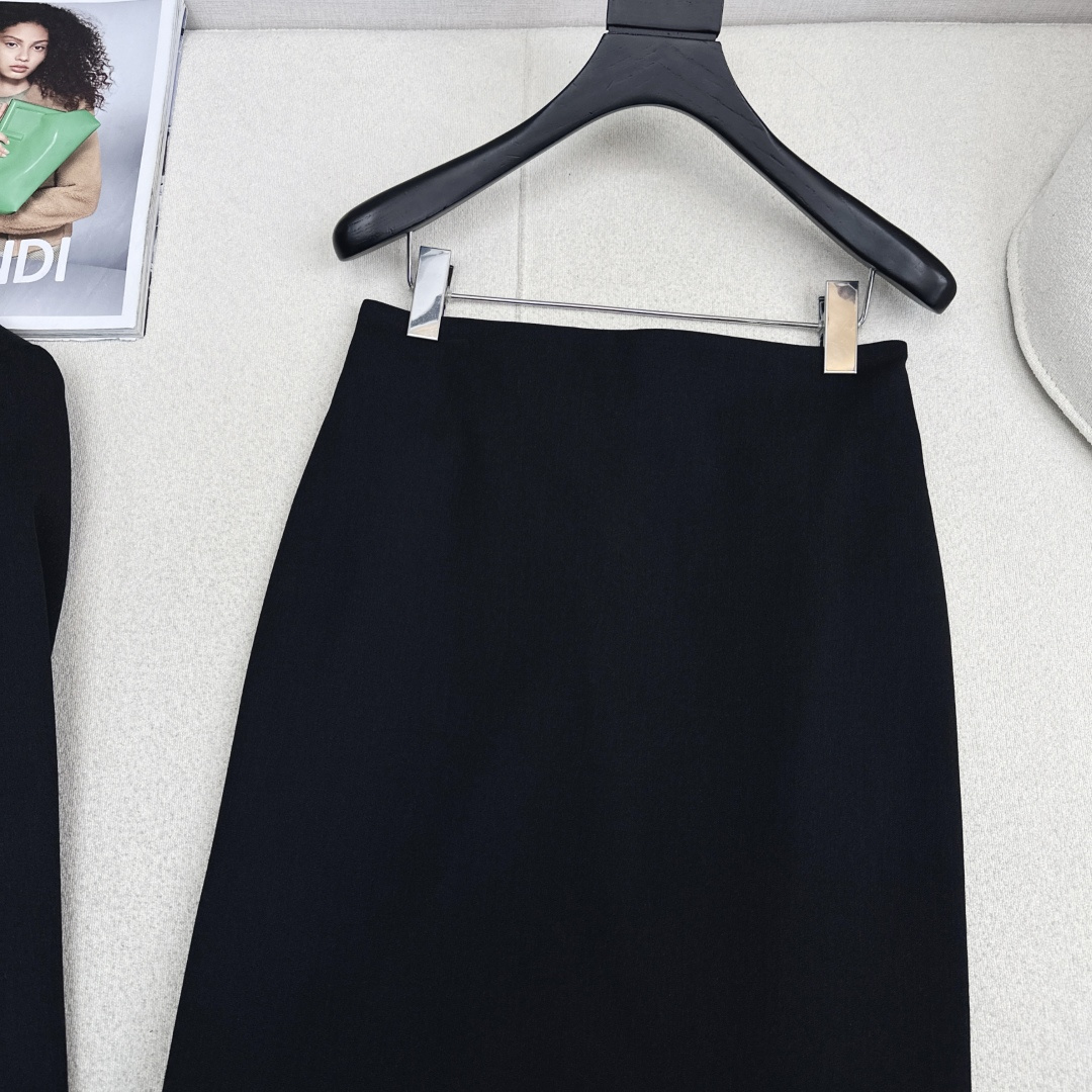 独家首发 FD 25Ss————秋冬最新款百搭黑色系高腰鱼尾半裙🖤高腰荷叶边裙摆的优雅 两者面料拼接碰撞