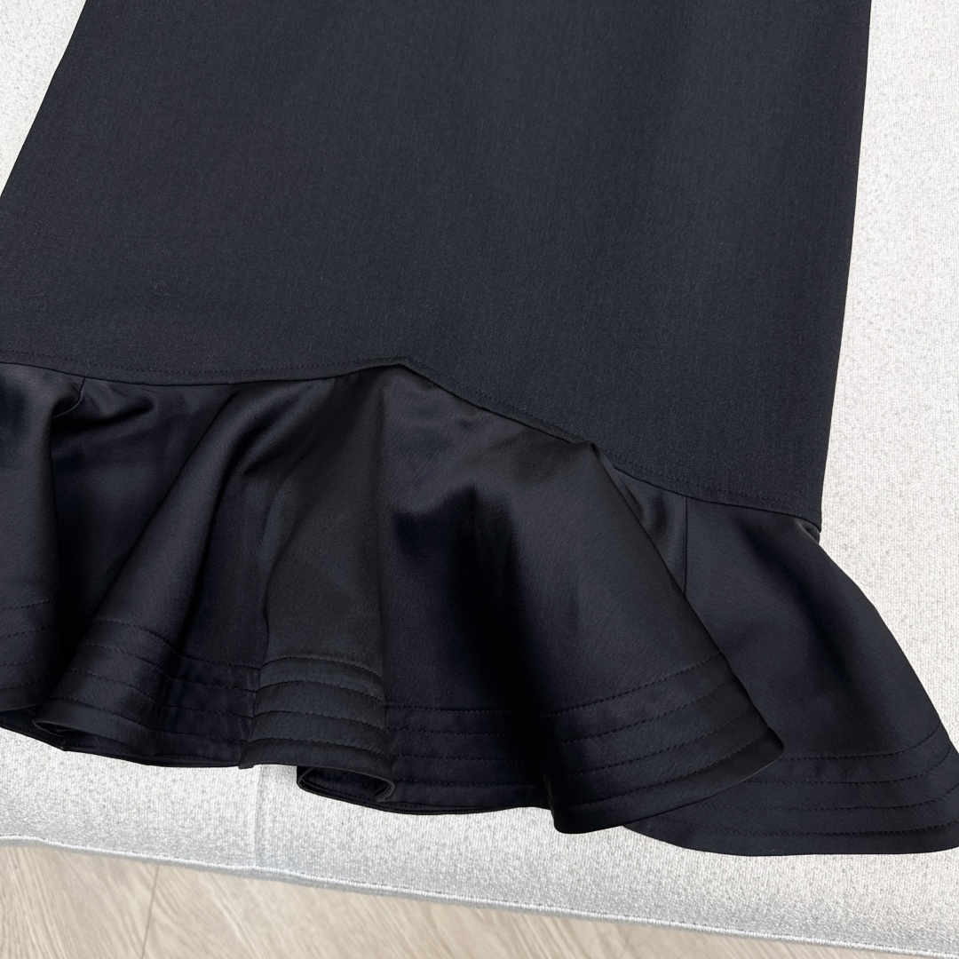 独家首发 FD 25Ss————秋冬最新款百搭黑色系高腰鱼尾半裙🖤高腰荷叶边裙摆的优雅 两者面料拼接碰撞