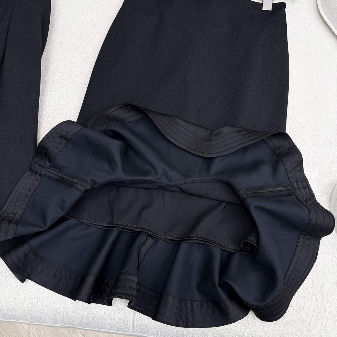 独家首发 FD 25Ss————秋冬最新款百搭黑色系高腰鱼尾半裙🖤高腰荷叶边裙摆的优雅 两者面料拼接碰撞