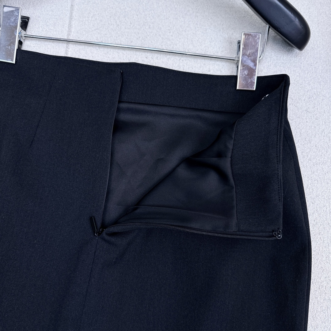 独家首发 FD 25Ss————秋冬最新款百搭黑色系高腰鱼尾半裙🖤高腰荷叶边裙摆的优雅 两者面料拼接碰撞