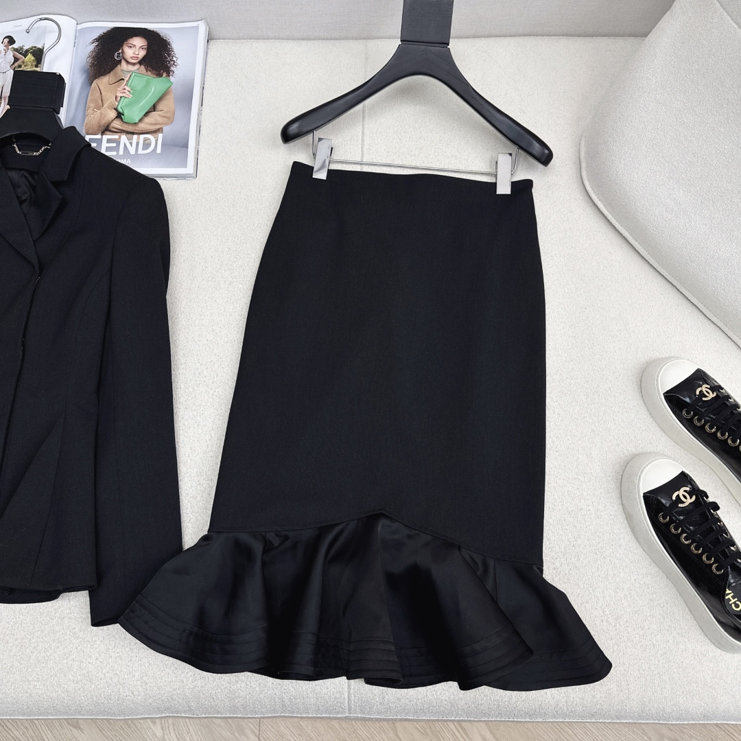 独家首发 FD 25Ss————秋冬最新款百搭黑色系高腰鱼尾半裙🖤高腰荷叶边裙摆的优雅 两者面料拼接碰撞