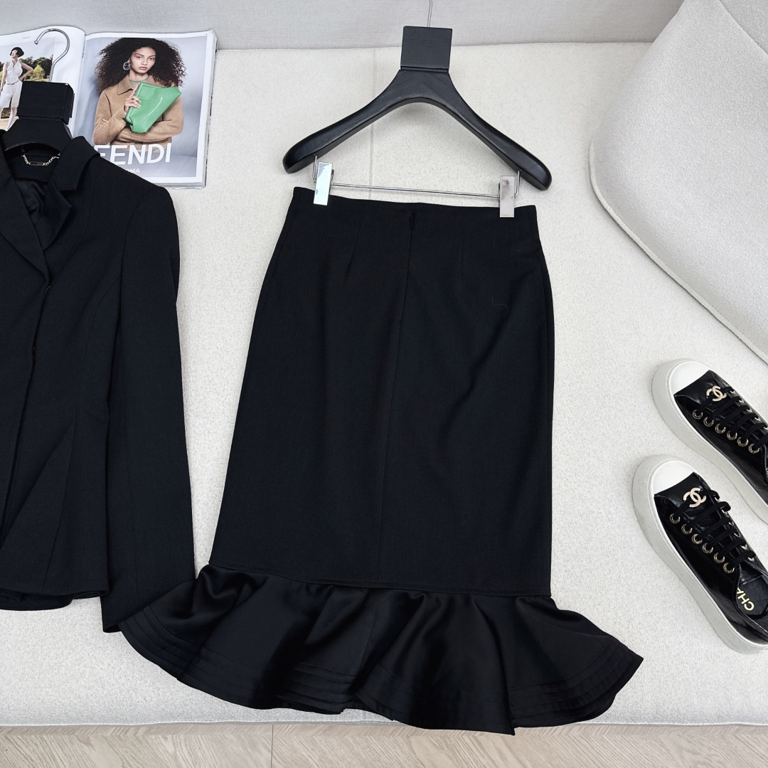 独家首发 FD 25Ss————秋冬最新款百搭黑色系高腰鱼尾半裙🖤高腰荷叶边裙摆的优雅 两者面料拼接碰撞