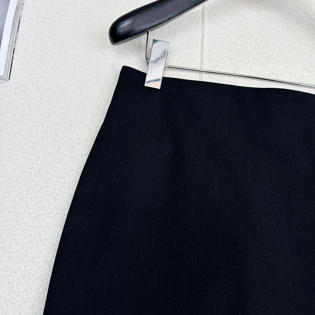 独家首发 FD 25Ss————秋冬最新款百搭黑色系高腰鱼尾半裙🖤高腰荷叶边裙摆的优雅 两者面料拼接碰撞