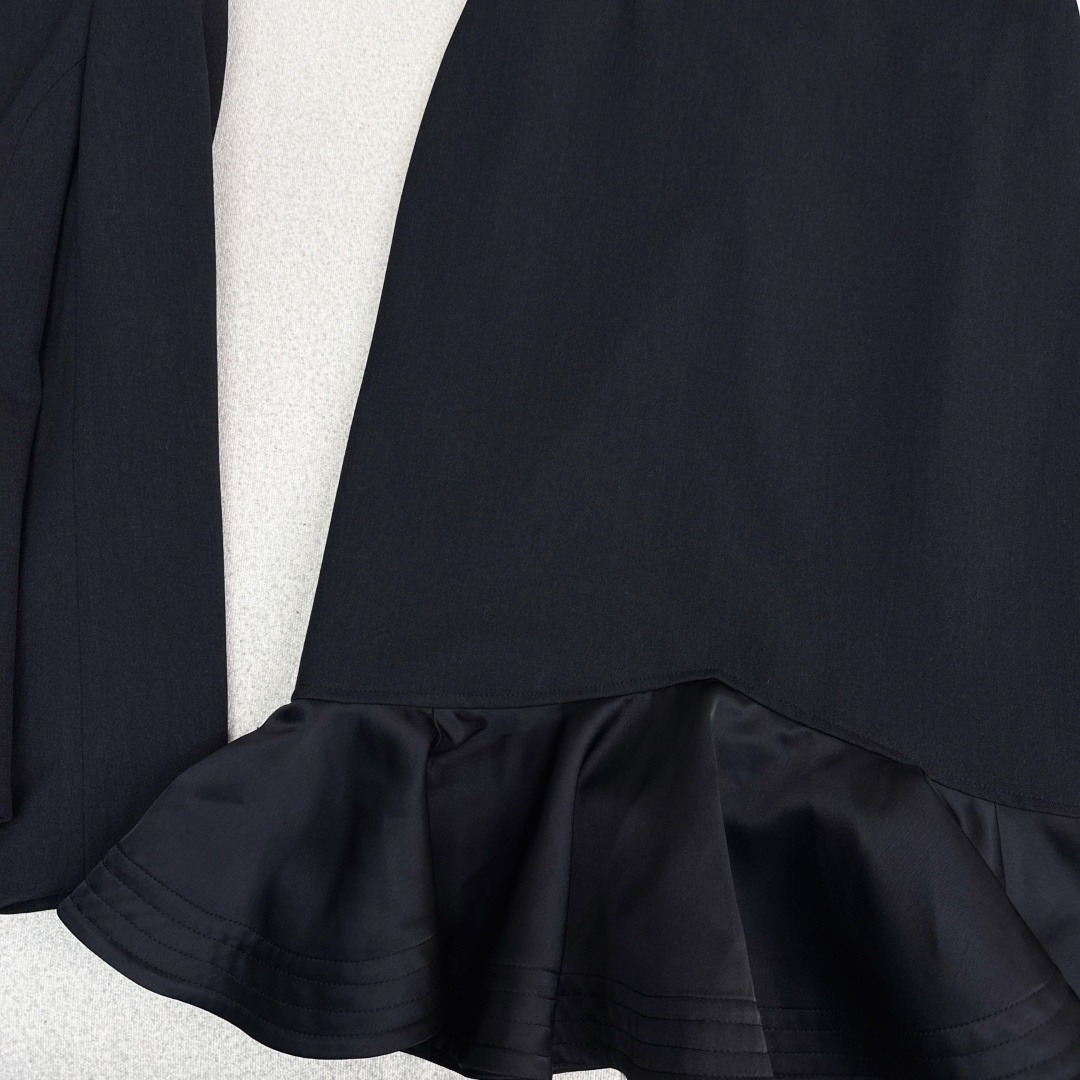 独家首发 FD 25Ss————秋冬最新款百搭黑色系高腰鱼尾半裙🖤高腰荷叶边裙摆的优雅 两者面料拼接碰撞