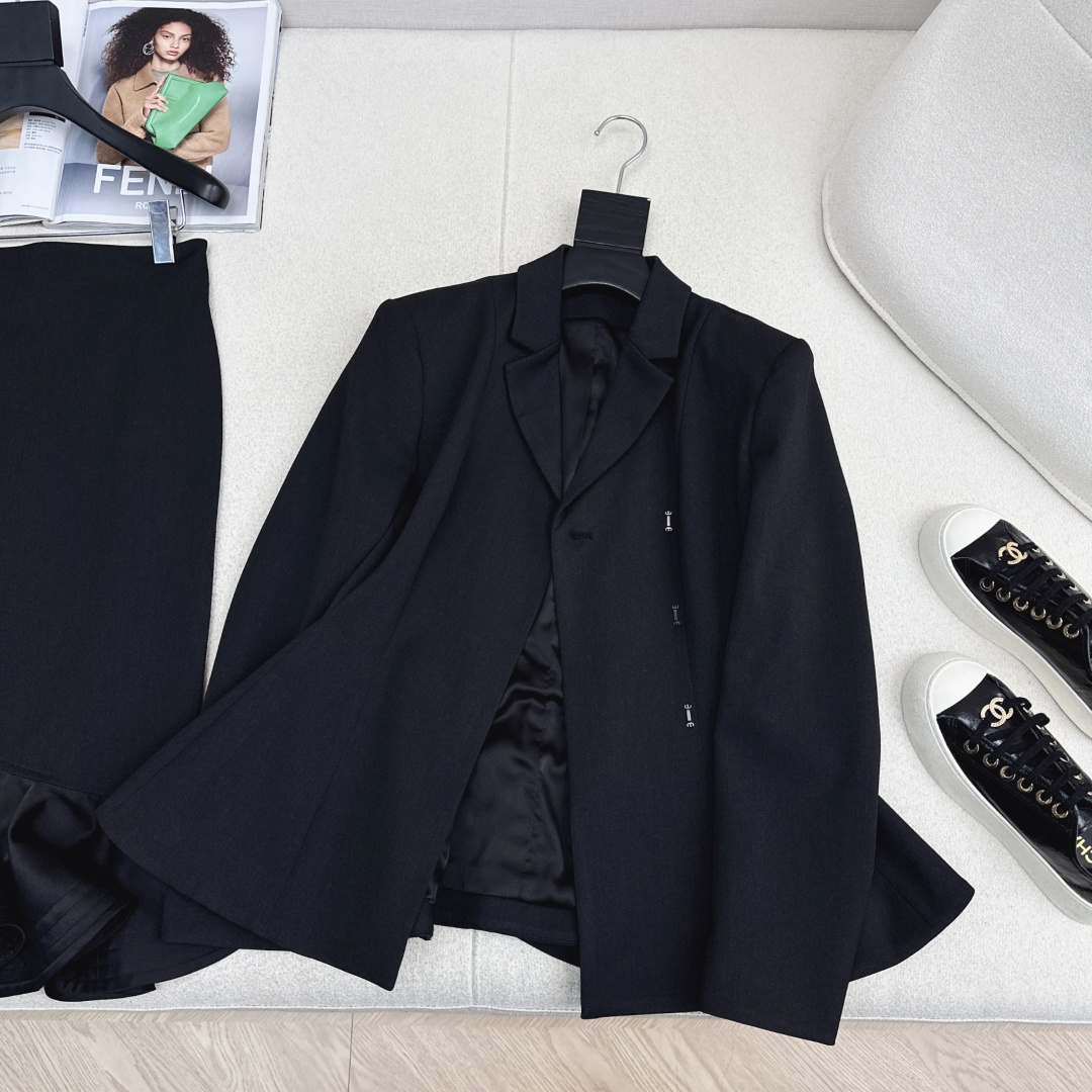 独家首发 FD 25Ss————秋冬最新款百搭黑色系短款西装外套🖤西装领的干练与荷叶边大摆的优雅碰撞出高