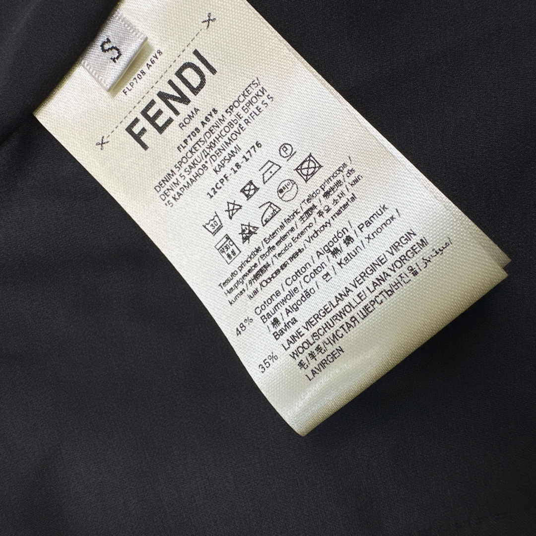 独家首发 FD 25Ss————秋冬最新款百搭黑色系短款西装外套🖤西装领的干练与荷叶边大摆的优雅碰撞出高