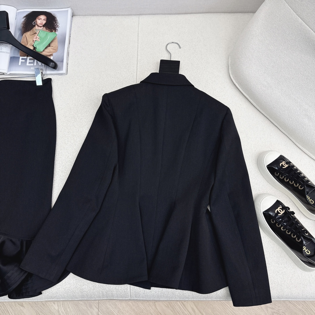 独家首发 FD 25Ss————秋冬最新款百搭黑色系短款西装外套🖤西装领的干练与荷叶边大摆的优雅碰撞出高