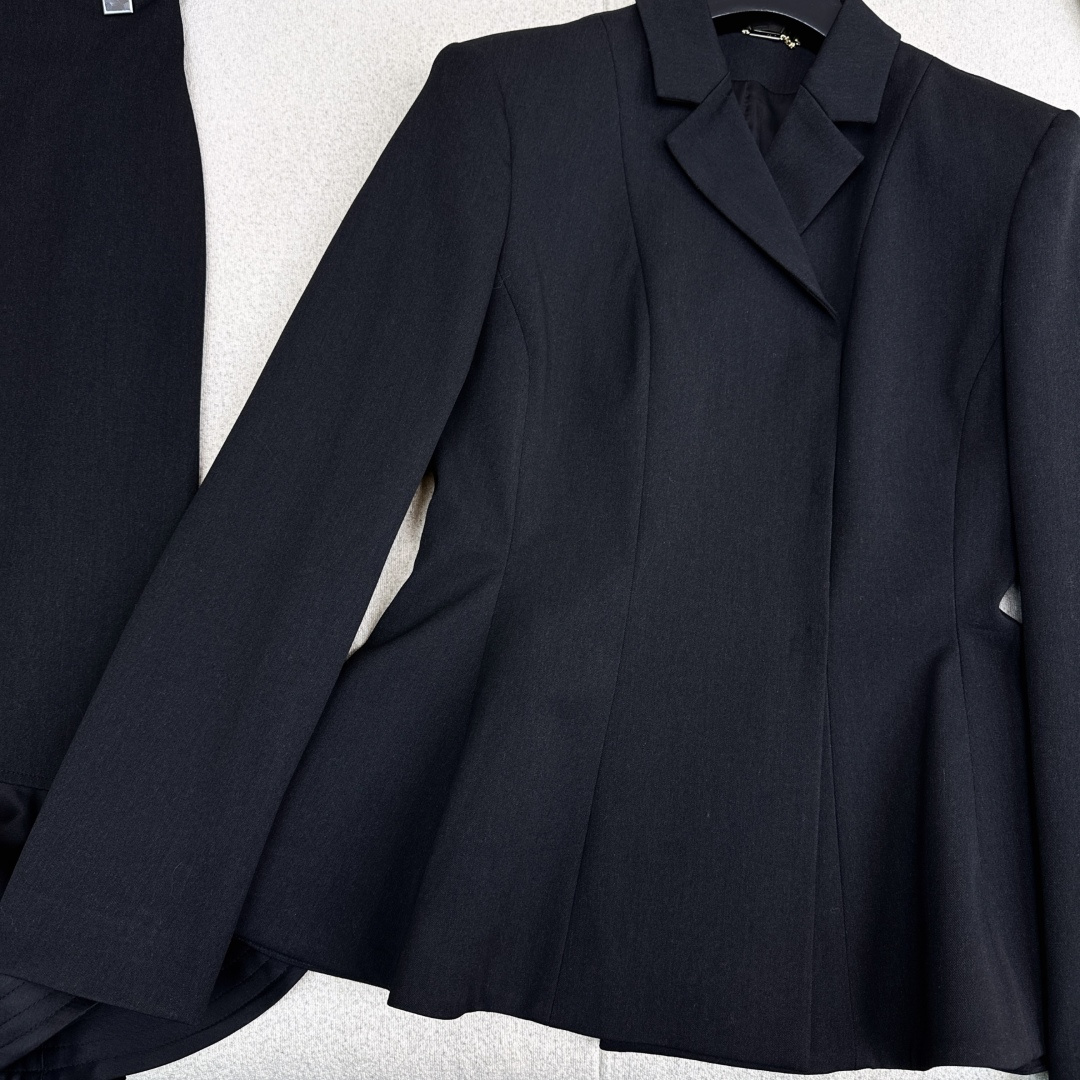 独家首发 FD 25Ss————秋冬最新款百搭黑色系短款西装外套🖤西装领的干练与荷叶边大摆的优雅碰撞出高