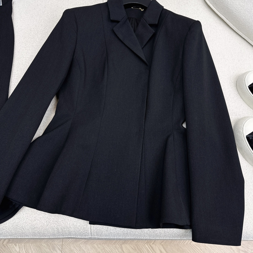 独家首发 FD 25Ss————秋冬最新款百搭黑色系短款西装外套🖤西装领的干练与荷叶边大摆的优雅碰撞出高