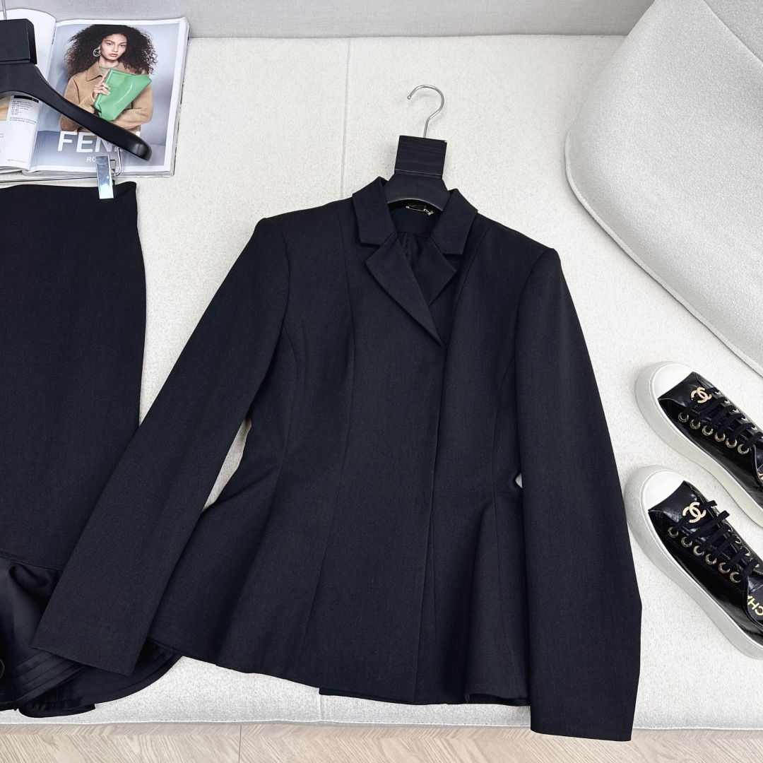 独家首发 FD 25Ss————秋冬最新款百搭黑色系短款西装外套🖤西装领的干练与荷叶边大摆的优雅碰撞出高