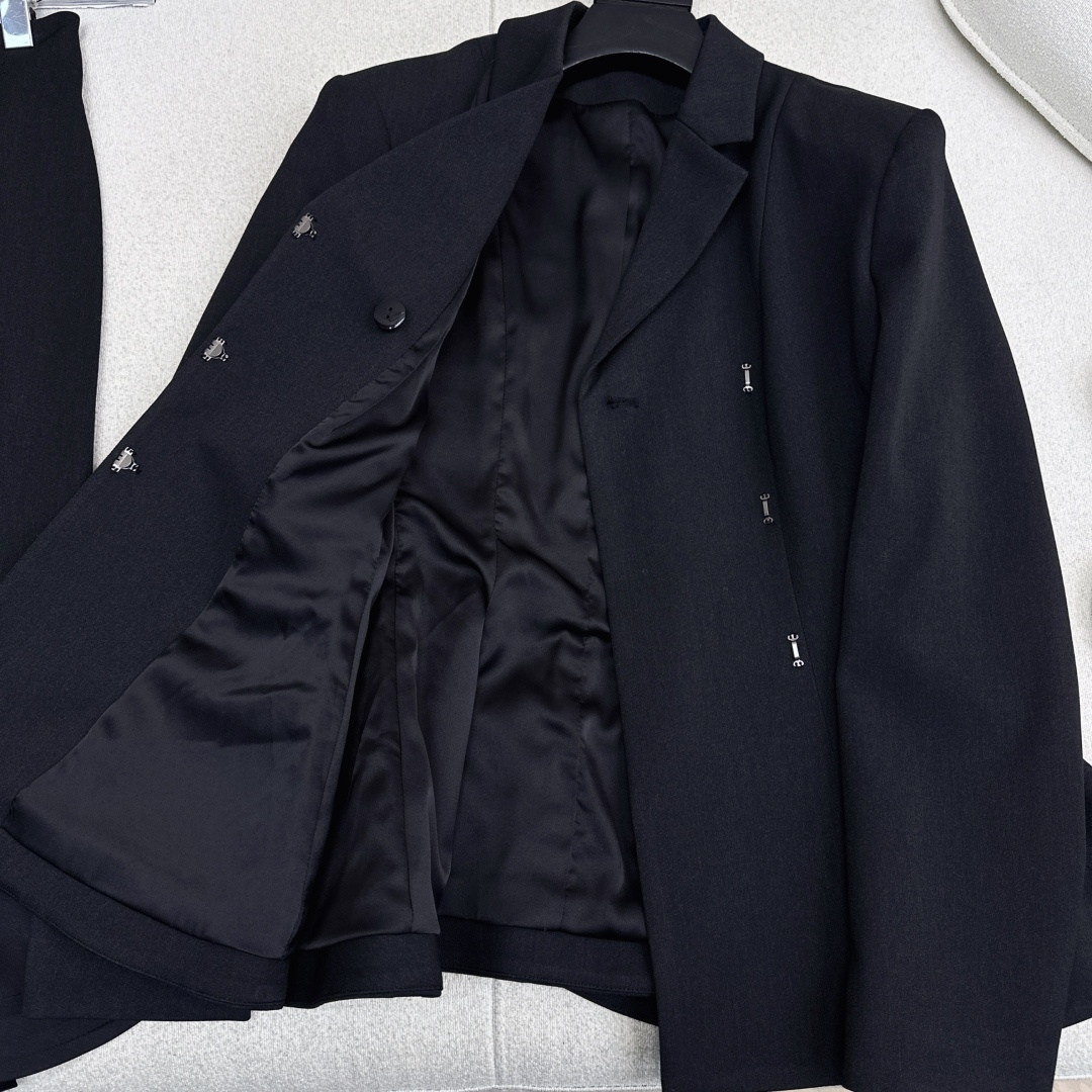 独家首发 FD 25Ss————秋冬最新款百搭黑色系短款西装外套🖤西装领的干练与荷叶边大摆的优雅碰撞出高