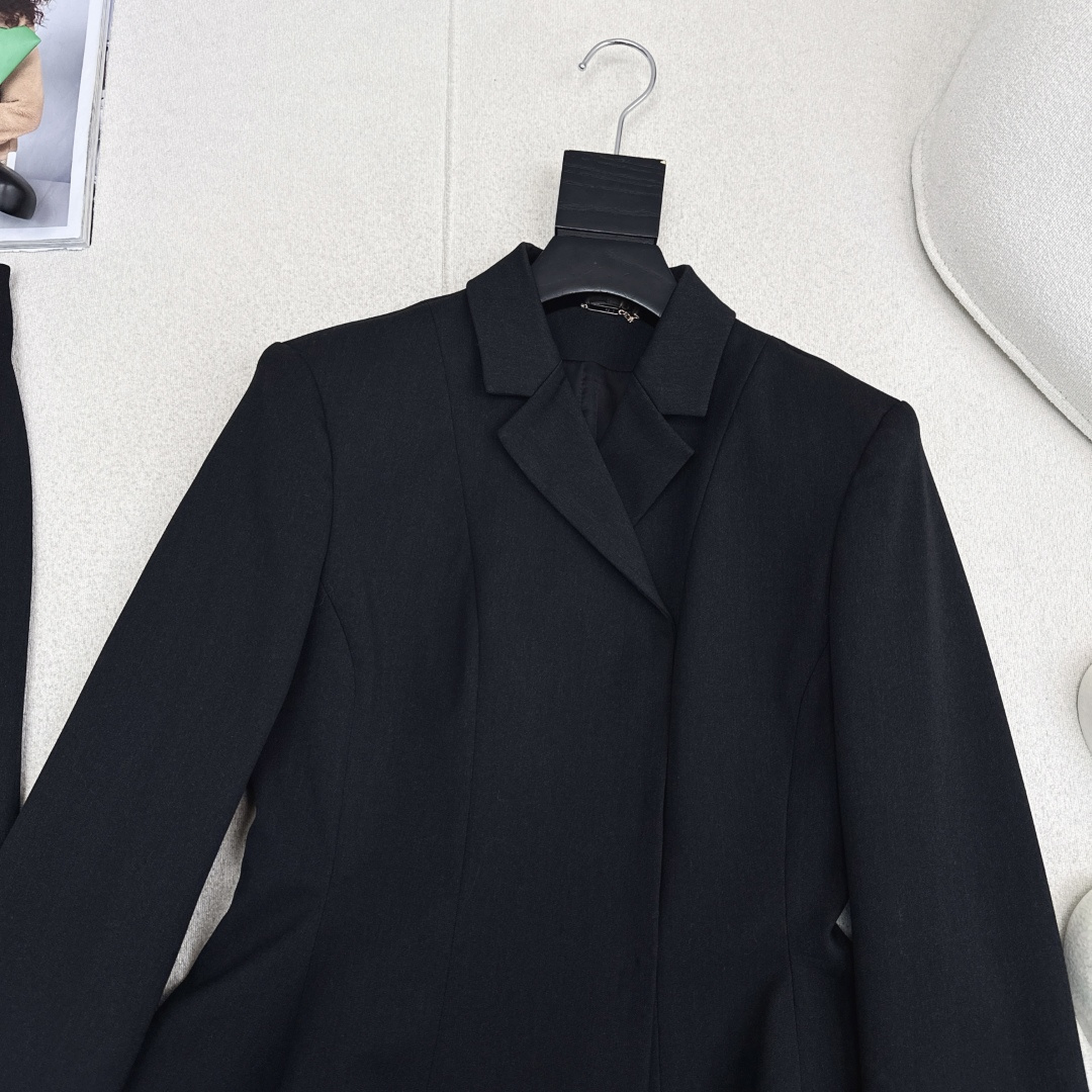 独家首发 FD 25Ss————秋冬最新款百搭黑色系短款西装外套🖤西装领的干练与荷叶边大摆的优雅碰撞出高