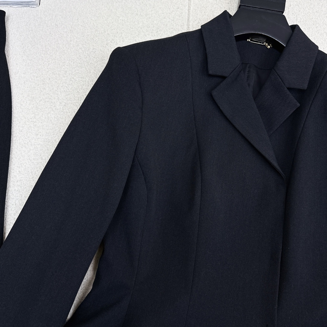 独家首发 FD 25Ss————秋冬最新款百搭黑色系短款西装外套🖤西装领的干练与荷叶边大摆的优雅碰撞出高